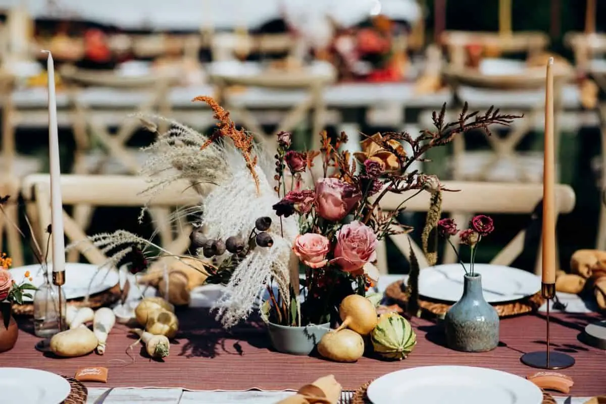 Rustic-Wedding-Ideas-On-A-Budget-Themes-Decorations-Flowers-And-Dresses-1