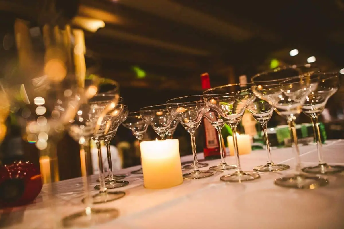 Best Bar Service For Your Wedding: Open Bar Vs Host Bar Vs Cash Bar 