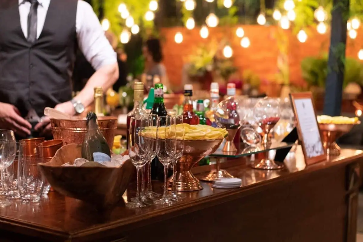 Best Bar Service For Your Wedding: Open Bar Vs Host Bar Vs Cash Bar 