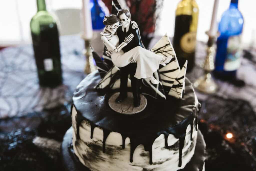 10 Spooky Haunted Mansion Wedding Cake Ideas