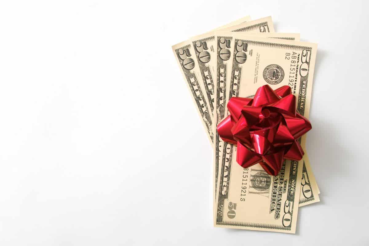 How Much Cash Can You Give As A Wedding Gift?