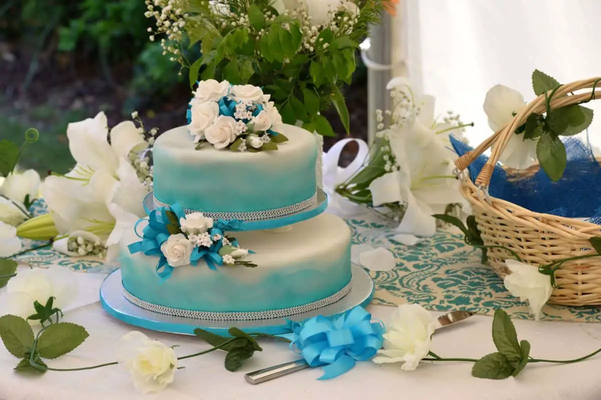 Frozen Wedding Cakes For Your Magical Winter Wedding