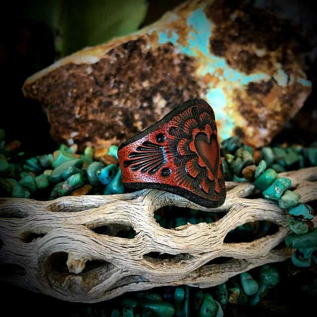 PETITE SACRED HEART LEATHER RING