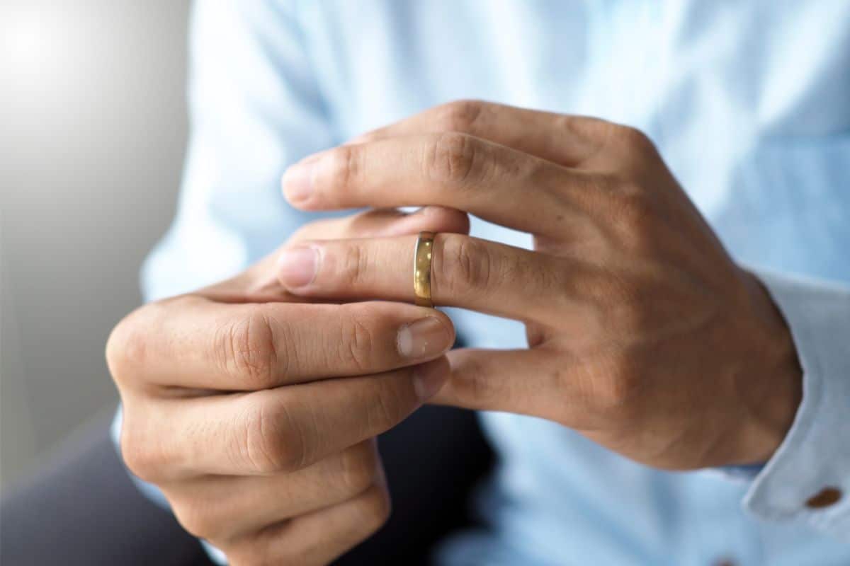 Do/Should Men Wear Engagement Rings?