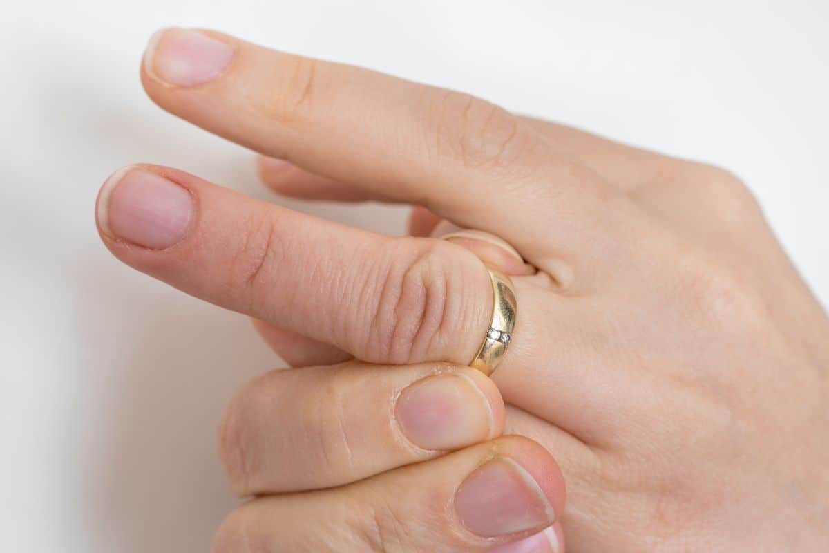 How to Get A Ring Off A Swollen Finger