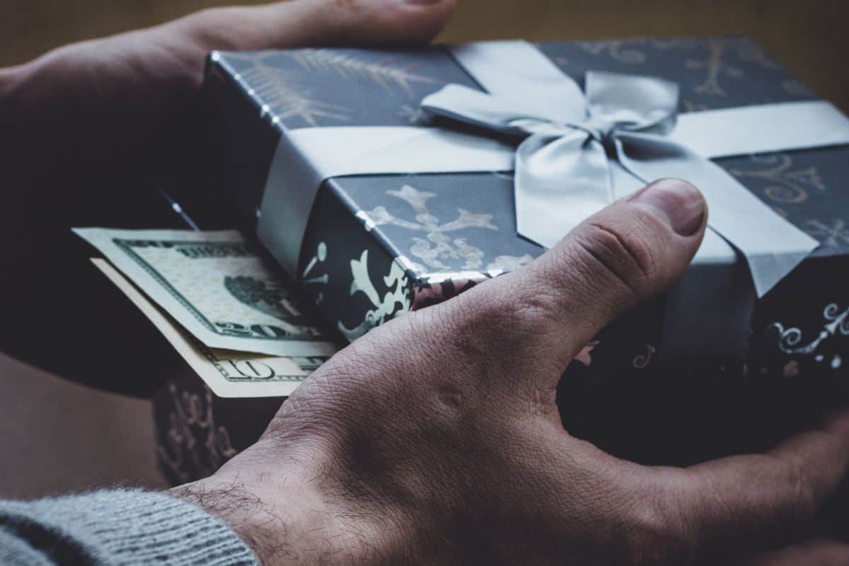 What Is The Etiquette For Giving Cash As A Wedding Gift?